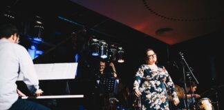 Sänger am Kontrabass: Maurice Kühn wird mit ONTO an der Jazz-Matinée spielen, die der Freundeskreis Moëlan sur Mer – Lindenfels im Kurgarten veranstaltet. Die Veranstaltung beginnt um 11:00 Uhr. Bild: Maurice Kühn