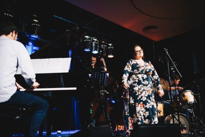 Sänger am Kontrabass: Maurice Kühn wird mit ONTO an der Jazz-Matinée spielen, die der Freundeskreis Moëlan sur Mer – Lindenfels im Kurgarten veranstaltet. Die Veranstaltung beginnt um 11:00 Uhr. Bild: Maurice Kühn