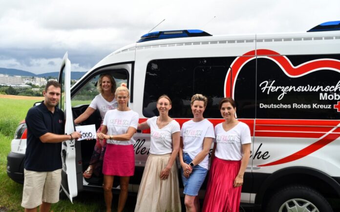 Das Bild zeigt von links DRK-Mitarbeiter Daniel Rabes sowie Beatrice Mertens, Sandra Schwarz, Steffi Schaffnit, Maike Levita und Martina Töws bei der Spendenübergabe. Jährlich organisieren die fünf Freundinnen den Mädels-Flohmarktes „Kaufrausch“ in Michelstadt.