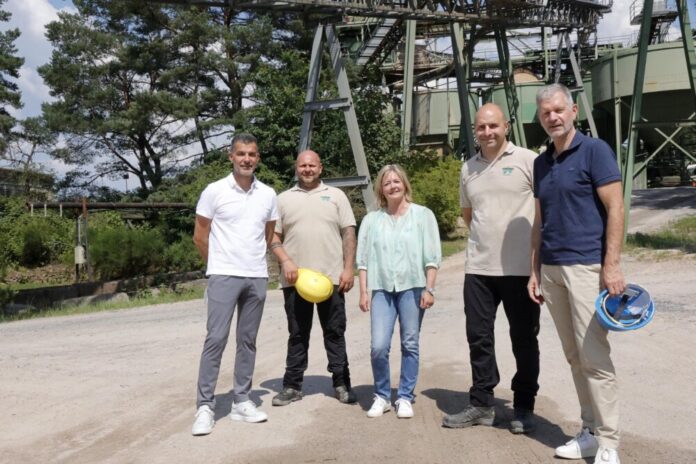 v.l.: Ldt. Oberarzt Dr. Ramin Sadighi, Sebastian Reising, Geschäftsführerin Sibylla Mailänder, Michael Geis und Chefarzt Dr. Klaus Eisenbeis (Foto: LPR)