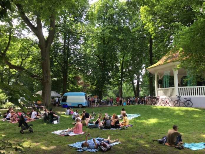 Menschen im Park  Foto: Sabine-Lydia Schmidt