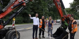 Stadtkämmerer und Dezernent Martin Wilhelm und Melanie Gessner beim Besuch der Bauarbeiten auf der Seligenstädter Straße. Vorarbeiter Salim Saroukh (Mitte) erläutert, wie aus einer Ladung Asphalt eine glatte Fahrbahn wird. Foto: Stadtwerke Offenbach/Bernd Georg