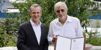 Oberbürgermeister Dr. Felix Schwenke überreicht Detlef Reissmann den Sportehrenbrief der Stadt Offenbach. und verabschiedet ihn nach 50 Jahren aus dem Vorstand der SG Wiking. Foto: Stadt Offenbach / georg-foto, offenbach