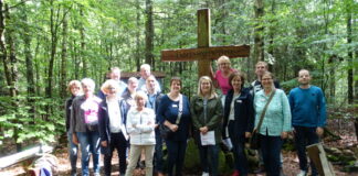 Frauen aus der Dusenbacher Gruppe „Dorfhinkel“ und andere Verantwortliche aus dem Dorf besuchen mit den den Jury-Mitgliedern auch den nahen Borberg. Foto privat