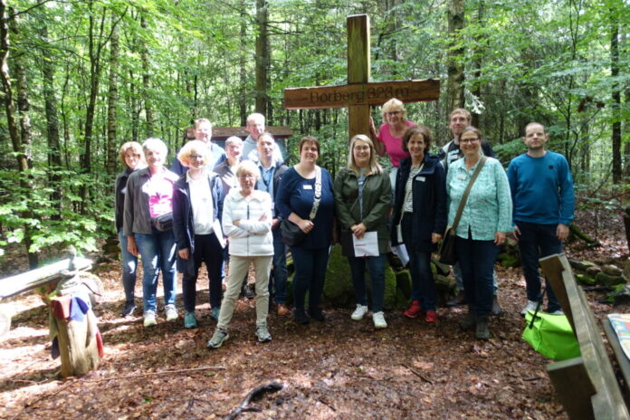 Frauen aus der Dusenbacher Gruppe „Dorfhinkel“ und andere Verantwortliche aus dem Dorf besuchen mit den den Jury-Mitgliedern auch den nahen Borberg. Foto privat