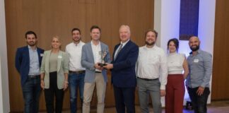 Auf dem Foto von links: Maximilian Kieser (Holcim), Jennifer Dama (Ingenum), Jonas Fink (Amodes), Daniel Imhäuser (Blasius Schuster und Initiator des Circle), Ulrich Caspar (Vorsitzender von PERFORM und Präsident der IHK Frankfurt am Main), Florian Weber (CDM Smith), Michelle Zacharias (CDM Smith) und Markus Liesenfeld (DTG Binnenschifffahrt), Foto: PERFORM GbR / Stefan Krutsch