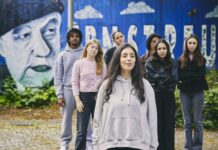 Das Foto gibt Einblicke in die Theaterproben des KUNSTVOLL Projekts »In und Auswändig» der Ernst-Reuter-Schule 1 Frankfurt und Kortmann & Konsorten. Credit: Christof Jakob
