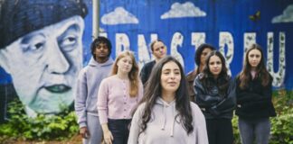 Das Foto gibt Einblicke in die Theaterproben des KUNSTVOLL Projekts »In und Auswändig» der Ernst-Reuter-Schule 1 Frankfurt und Kortmann & Konsorten. Credit: Christof Jakob