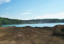 Bild: An diesem Baggersee ist Baden verboten (© RP Darmstadt) 
