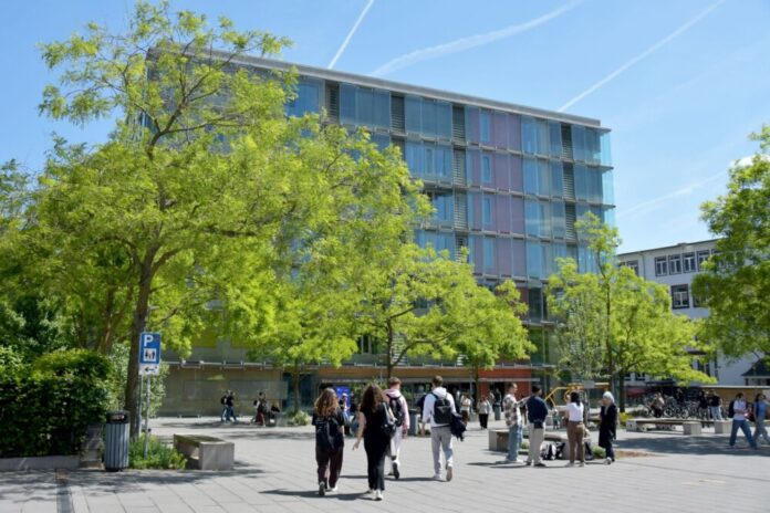 Bei der MainStudy erhalten Studieninteressierte, Eltern und Lehrkräfte die Möglichkeit, sich über das vielfältige Studienangebot der Frankfurt UAS zu informieren. Bild: Frankfurt UAS