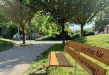 Das Jugendparlament der Stadt Hattersheim am Main hat gestern offiziell eine besondere Sitzbank eingeweiht, die in mehrfacher Hinsicht ein klares Zeichen gegen Ausgrenzung setzt. Die Jugendlichen haben die Bank aufgebaut und bewusst mit der Botschaft „Kein Platz für Ausgrenzung!“ versehen. Bild: Stadt Hattersheim