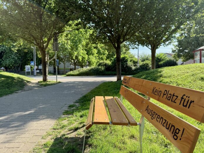 Das Jugendparlament der Stadt Hattersheim am Main hat gestern offiziell eine besondere Sitzbank eingeweiht, die in mehrfacher Hinsicht ein klares Zeichen gegen Ausgrenzung setzt. Die Jugendlichen haben die Bank aufgebaut und bewusst mit der Botschaft „Kein Platz für Ausgrenzung!“ versehen. Bild: Stadt Hattersheim