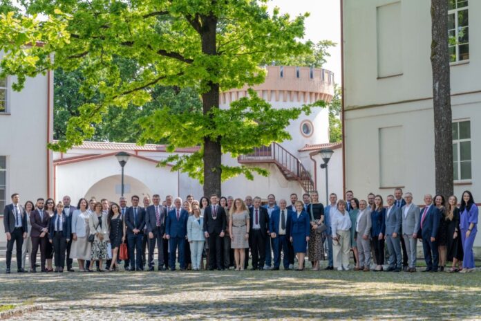 Gruppenbild im Burghof von Tauragė. (Foto: Stadt Tauragė)