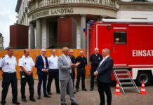 Innenminister Poseck und Oberbürgermeister Mende im Austausch. Bild: Stadt Wiesbaden