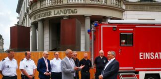 Innenminister Poseck und Oberbürgermeister Mende im Austausch. Bild: Stadt Wiesbaden