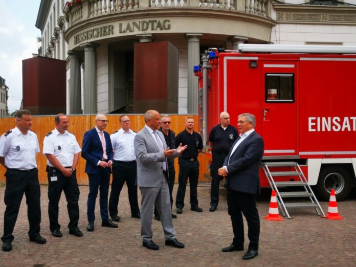 Innenminister Poseck und Oberbürgermeister Mende im Austausch. Bild: Stadt Wiesbaden