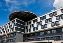 Die Kreiskliniken Darmstadt-Dieburg - hier das neue Bettenhaus mit Hubschrauberlandeplatz in Groß-Umstadt - haben viel Lob für ihre Qualitätsstandards vom TÜV Rheinland bekommen. Foto: Kreiskliniken Darmstadt-Dieburg