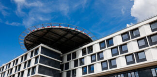 Die Kreiskliniken Darmstadt-Dieburg - hier das neue Bettenhaus mit Hubschrauberlandeplatz in Groß-Umstadt - haben viel Lob für ihre Qualitätsstandards vom TÜV Rheinland bekommen. Foto: Kreiskliniken Darmstadt-Dieburg