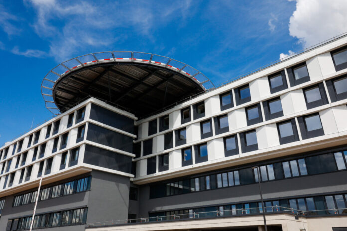 Die Kreiskliniken Darmstadt-Dieburg - hier das neue Bettenhaus mit Hubschrauberlandeplatz in Groß-Umstadt - haben viel Lob für ihre Qualitätsstandards vom TÜV Rheinland bekommen. Foto: Kreiskliniken Darmstadt-Dieburg