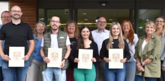Belohnung nach erfolgreichem Abschluss: Falk Nagel, Alexander Olt, Alisa Baumann und Carolin Samstag (vorne von links) haben von Landrat Frank Matiaske (hinten Mitte) ihre Abschlusszeugnisse erhalten. Alle vier werden auch in Zukunft im Landratsamt arbeiten. Nicht auf dem Bild, aber ebenfalls erfolgreich abgeschlossen: Fabian Krämer. Glückwunsche gab es von Ausbildungsleiterin Karoline Kampa (vorne rechts) sowie (hinten von links nach rechts) Lara Kritzinger, stellvertretende Vorsitzende der Jugend- und Auszubildendenvertretung, Personalamtsleiterin Petra Stephan, Personalratsvorsitzender Britta Ziefle, Gleichstellungsbeauftragter Petra Karg und Abteilungsleiter IT, Marc Beysel. Foto: Saskia Hofmann / Kreisverwaltung