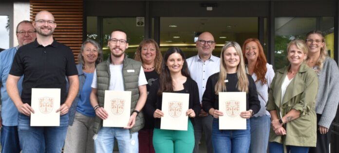Belohnung nach erfolgreichem Abschluss: Falk Nagel, Alexander Olt, Alisa Baumann und Carolin Samstag (vorne von links) haben von Landrat Frank Matiaske (hinten Mitte) ihre Abschlusszeugnisse erhalten. Alle vier werden auch in Zukunft im Landratsamt arbeiten. Nicht auf dem Bild, aber ebenfalls erfolgreich abgeschlossen: Fabian Krämer. Glückwunsche gab es von Ausbildungsleiterin Karoline Kampa (vorne rechts) sowie (hinten von links nach rechts) Lara Kritzinger, stellvertretende Vorsitzende der Jugend- und Auszubildendenvertretung, Personalamtsleiterin Petra Stephan, Personalratsvorsitzender Britta Ziefle, Gleichstellungsbeauftragter Petra Karg und Abteilungsleiter IT, Marc Beysel. Foto: Saskia Hofmann / Kreisverwaltung
