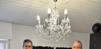 Bürgermeister Manuel Friedrich (links) und Wirtschaftsförderer Stefan Becker gratulieren der Friseurmeisterin Shanija Yilmaz herzlich zur Eröffnung. Foto: Stadt Obertshausen