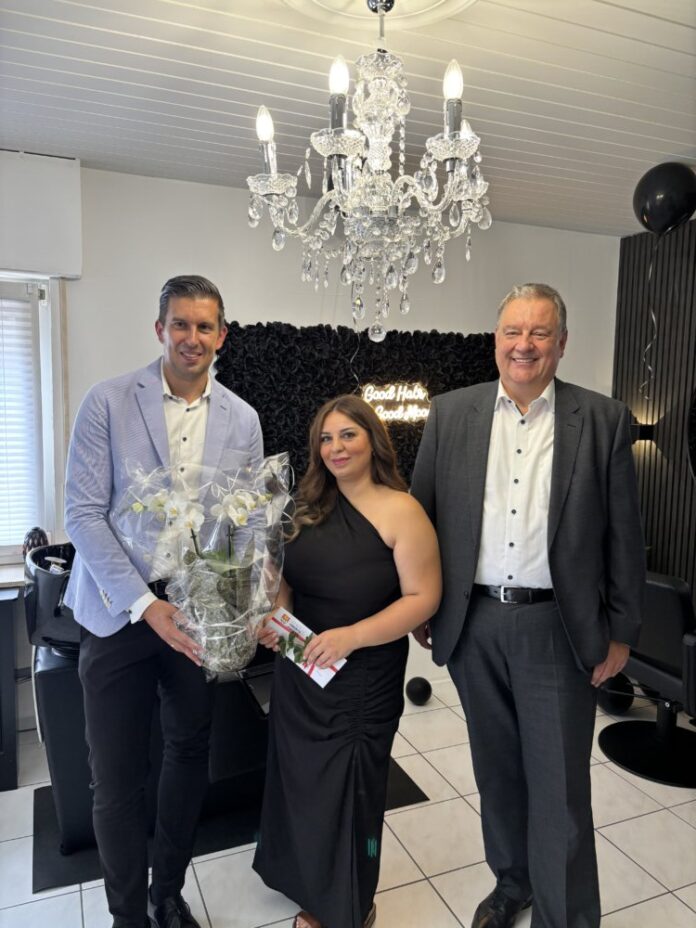 Bürgermeister Manuel Friedrich (links) und Wirtschaftsförderer Stefan Becker gratulieren der Friseurmeisterin Shanija Yilmaz herzlich zur Eröffnung. Foto: Stadt Obertshausen