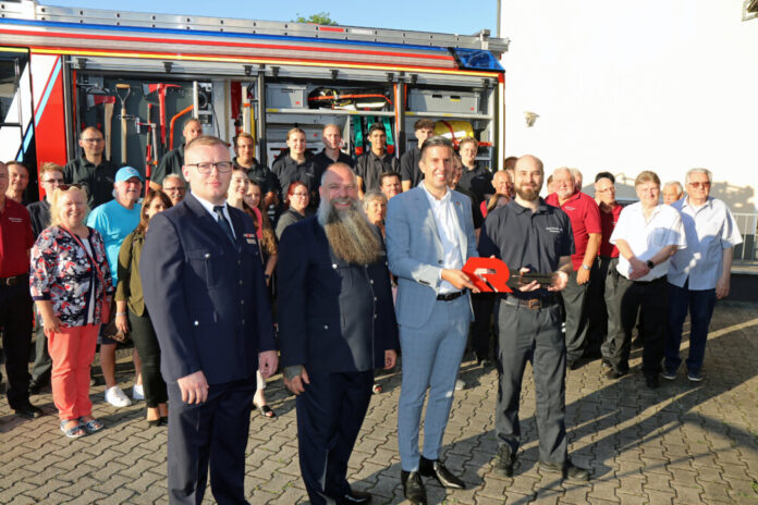 Symbolische Schlüsselübergabe für das neue Staffellöschfahrzeug (von links): stellvertretender Stadtbrandinspektor Leon Willkomm, Stadtbrandinspektor Thorsten Manus, Bürgermeister Manuel Friedrich und Obertshausens Wehrführer Oliver Fuhrmann. Foto: Christina Schäfer/Stadt Obertshausen