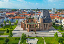 Die neue Waffenverbotszone umfasst weite Teile der Hanauer Innenstadt. Dazu zählt auch der Platz an der Wallonisch-Niederländischen Kirche und angrenzende Straßenzüge in Richtung Marktplatz, Freiheitsplatz und Schlossgarten. Bild: Stadt Hanau/Moritz Göbel