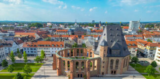 Die neue Waffenverbotszone umfasst weite Teile der Hanauer Innenstadt. Dazu zählt auch der Platz an der Wallonisch-Niederländischen Kirche und angrenzende Straßenzüge in Richtung Marktplatz, Freiheitsplatz und Schlossgarten. Bild: Stadt Hanau/Moritz Göbel