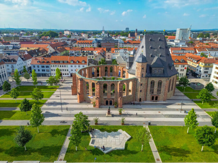 Die neue Waffenverbotszone umfasst weite Teile der Hanauer Innenstadt. Dazu zählt auch der Platz an der Wallonisch-Niederländischen Kirche und angrenzende Straßenzüge in Richtung Marktplatz, Freiheitsplatz und Schlossgarten. Bild: Stadt Hanau/Moritz Göbel Die neue Waffenverbotszone umfasst weite Teile der Hanauer Innenstadt. Dazu zählt auch der Platz an der Wallonisch-Niederländischen Kirche und angrenzende Straßenzüge in Richtung Marktplatz, Freiheitsplatz und Schlossgarten. Bild: Stadt Hanau/Moritz Göbel