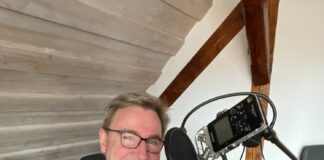 Aufgenommen wurde eine rührende Geschichte aus der Lausbubenzeit von Holger Schmitt für das Benefiz Projekt „Grodde unn Lauser G`schischde aus Südhesse“. (Foto: Fritz Ehmke)