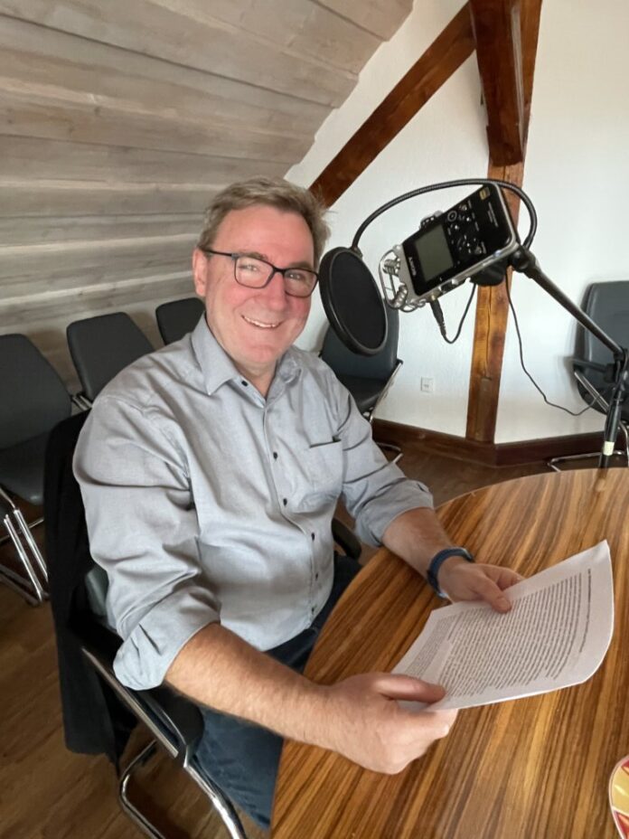 Aufgenommen wurde eine rührende Geschichte aus der Lausbubenzeit von Holger Schmitt für das Benefiz Projekt „Grodde unn Lauser G`schischde aus Südhesse“. (Foto: Fritz Ehmke)