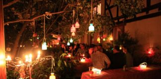 Am 16. August 2025 verwandelt sich die Dietzenbacher Altstadt anlässlich der „Nacht der Lichter“ wieder in ein bezauberndes Lichtermeer. Hunderte Kerzen werden die Gassen und Plätze erleuchten und ein stimmungsvolles Ambiente schaffen. Bild: Matthias Towae