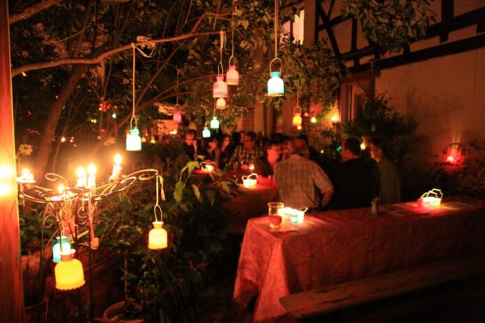 Am 16. August 2025 verwandelt sich die Dietzenbacher Altstadt anlässlich der „Nacht der Lichter“ wieder in ein bezauberndes Lichtermeer. Hunderte Kerzen werden die Gassen und Plätze erleuchten und ein stimmungsvolles Ambiente schaffen. Bild: Matthias Towae