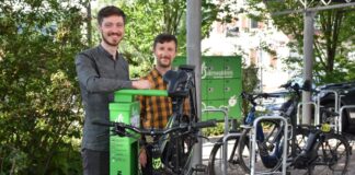 Fertiggestellt: der neue Fahrrad-Stellplatz am Landratsamt. Die Nahmobilitätskoordinatoren des Odenwaldkreises, Thomas Schuhmacher (links) und Markus Linkenheil, freuen sich über das neue Angebot, zu dem auch eine Schließfachanlage und eine Station mit Werkzeugen gehören. Foto Stefan Toepfer/Kreisverwaltung