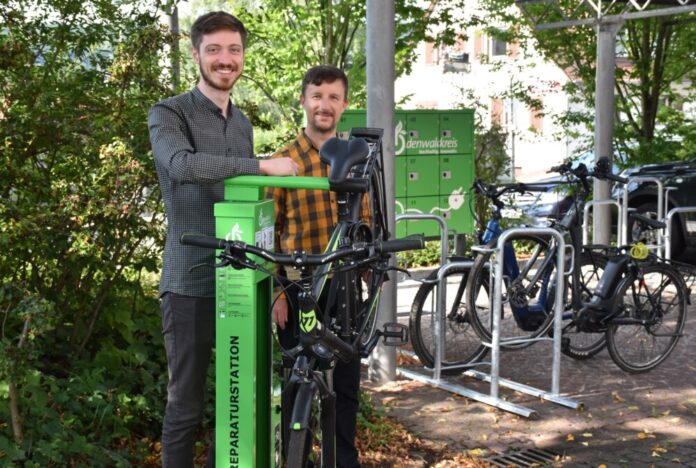 Fertiggestellt: der neue Fahrrad-Stellplatz am Landratsamt. Die Nahmobilitätskoordinatoren des Odenwaldkreises, Thomas Schuhmacher (links) und Markus Linkenheil, freuen sich über das neue Angebot, zu dem auch eine Schließfachanlage und eine Station mit Werkzeugen gehören. Foto Stefan Toepfer/Kreisverwaltung