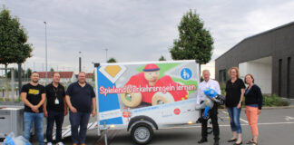 Roter_Ritter, vlnr. Thorsten Döring, Erdal Akyüz, Helge Franken (alle Sovereign Speed), Ralf Möller (Bürgermeister, Ariane Krüger-Haas und Monika Wilhelm (Fachbereich Gesellschaft und Bildung). Bild: Stadt Weiterstadt
