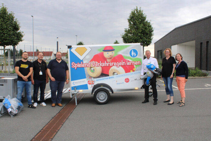 PM_Roter_Ritter Roter_Ritter, vlnr. Thorsten Döring, Erdal Akyüz, Helge Franken (alle Sovereign Speed), Ralf Möller (Bürgermeister, Ariane Krüger-Haas und Monika Wilhelm (Fachbereich Gesellschaft und Bildung). Bild: Stadt Weiterstadt