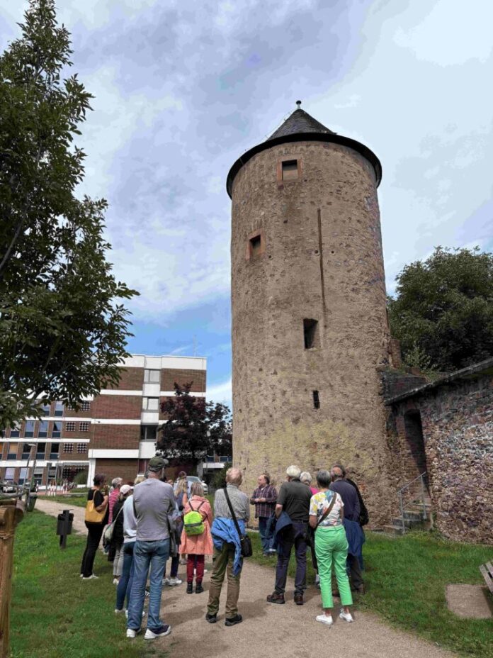 Als Teil des Seniorenprogramms 2025 begaben sich rund 50 Seniorinnen und Senioren bei der Stadtführung in zwei Gruppen zu den Schauplätzen der Hexenverfolgung (Foto) und auf die Spuren der Dieburger Schlossgeister. Foto: Stadt Dieburg