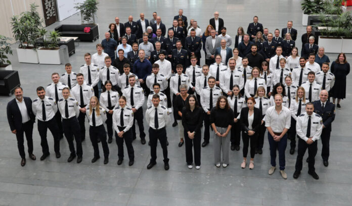 Im Polizeipräsidium Südosthessen gab es heute allen Grund zur Freude: Polizeipräsident Daniel Muth begrüßte am Vormittag 63 neue Polizeibeamtinnen und -beamten sowie 11 Tarifbeschäftigten im Präsidium am Spessartring. Bildquelle: Polizeipräsidium Südosthessen