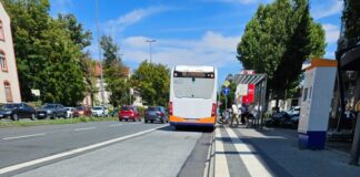 Bilder Bild Neue, erhöhte Bordsteine und verbreiterte Haltesteige sorgen für bequemen Zustieg, auch mit Rollstuhl oder Kinderwagen. Bild: Stadt WIesbaden