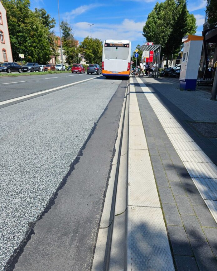 Bilder Bild Neue, erhöhte Bordsteine und verbreiterte Haltesteige sorgen für bequemen Zustieg, auch mit Rollstuhl oder Kinderwagen. Bild: Stadt WIesbaden