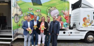 Eindrucksvoll: der umgestaltete LKW, den das Kommunale Job-Center und die InA gGmbH als rollendes Beratungszentrum nutzen werden. Davor und mit InA-Maskottchen GINO in der Hand stehen (von links) Kreisbeigeordneter Michael Vetter, Kreistagsvorsitzender Rüdiger Holschuh, Staatssekretärin Katrin Hechler, Torsten Beilstein, Abteilungsleiter im KJC, und InA-Geschäftsführer Siegfried Eberle Foto Stefan Toepfer/Kreisverwaltung