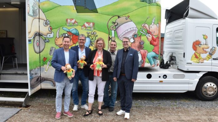 Eindrucksvoll: der umgestaltete LKW, den das Kommunale Job-Center und die InA gGmbH als rollendes Beratungszentrum nutzen werden. Davor und mit InA-Maskottchen GINO in der Hand stehen (von links) Kreisbeigeordneter Michael Vetter, Kreistagsvorsitzender Rüdiger Holschuh, Staatssekretärin Katrin Hechler, Torsten Beilstein, Abteilungsleiter im KJC, und InA-Geschäftsführer Siegfried Eberle Foto Stefan Toepfer/Kreisverwaltung