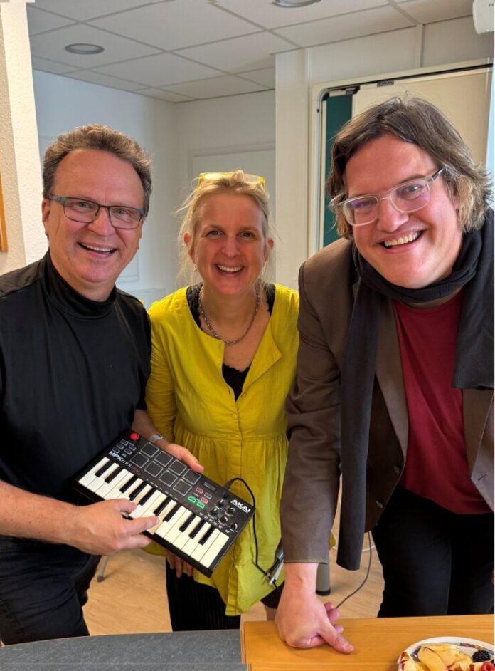 Die Jury besteht aus (v.l.): Peter Krausch (Idee & Ton Studio), Franziska Hoefer (Inhaberin Apotheke zum Löwen) und Dr. Ralph Philipp Ziegler (Kulturamtsleiter und Künstlerischer Leiter der Capitol Classic Lounge). Foto: Privat