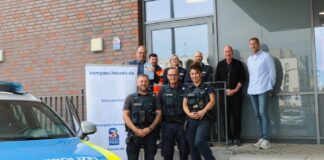 Die Kreisstadt Dietzenbach ist ausgezeichnet mit dem KOMPASS-Sicherheitssiegel. Sie ziehen gemeinsam an einem Strang in den KOMPASS-Arbeitskreisen: stellvertretend für alle Beteiligten vorne die Stadtpolizei mit (v.r.) Serpil Ceylan, Pietro Savasta und Teamleiter Manuel Mohr, hinten (v.r.) Matthias Marx (Abteilungsleiter Brand-, Katastrophen- & Zivilschutz sowie Projektleiter KOMPASS), Peter Amrein (Fachbereichsleiter Soziale Dienste), Polizeihauptkommissar Thorsten Köhne (Stv. Leiter Polizeistation Dietzenbach), Erste Polizeihauptkommissarin Julia Witthuhn (Leiterin Polizeistation Dietzenbach), Jan Pfaffe (Stv. Abteilungsleiter Abfallwirtschaft Städtische Betriebe) und Bürgermeister Dr. Dieter Lang. Foto: Kreisstadt Dietzenbach