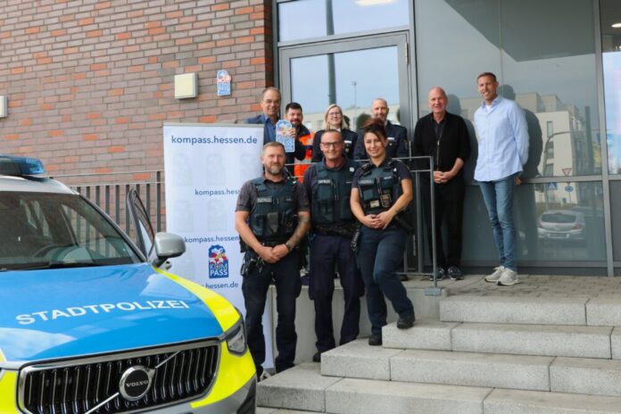 Die Kreisstadt Dietzenbach ist ausgezeichnet mit dem KOMPASS-Sicherheitssiegel. Sie ziehen gemeinsam an einem Strang in den KOMPASS-Arbeitskreisen: stellvertretend für alle Beteiligten vorne die Stadtpolizei mit (v.r.) Serpil Ceylan, Pietro Savasta und Teamleiter Manuel Mohr, hinten (v.r.) Matthias Marx (Abteilungsleiter Brand-, Katastrophen- & Zivilschutz sowie Projektleiter KOMPASS), Peter Amrein (Fachbereichsleiter Soziale Dienste), Polizeihauptkommissar Thorsten Köhne (Stv. Leiter Polizeistation Dietzenbach), Erste Polizeihauptkommissarin Julia Witthuhn (Leiterin Polizeistation Dietzenbach), Jan Pfaffe (Stv. Abteilungsleiter Abfallwirtschaft Städtische Betriebe) und Bürgermeister Dr. Dieter Lang. Foto: Kreisstadt Dietzenbach