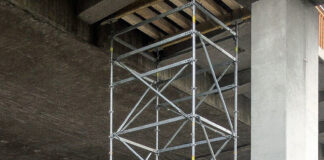 Ein Gerüstturm sichert die geschädigte Betonplatte an der Fuß- und Radrampe, Copyright: Amt für Straßenbau und Erschließung Stadt Frankfurt am Main, Foto: Andreas Herzog