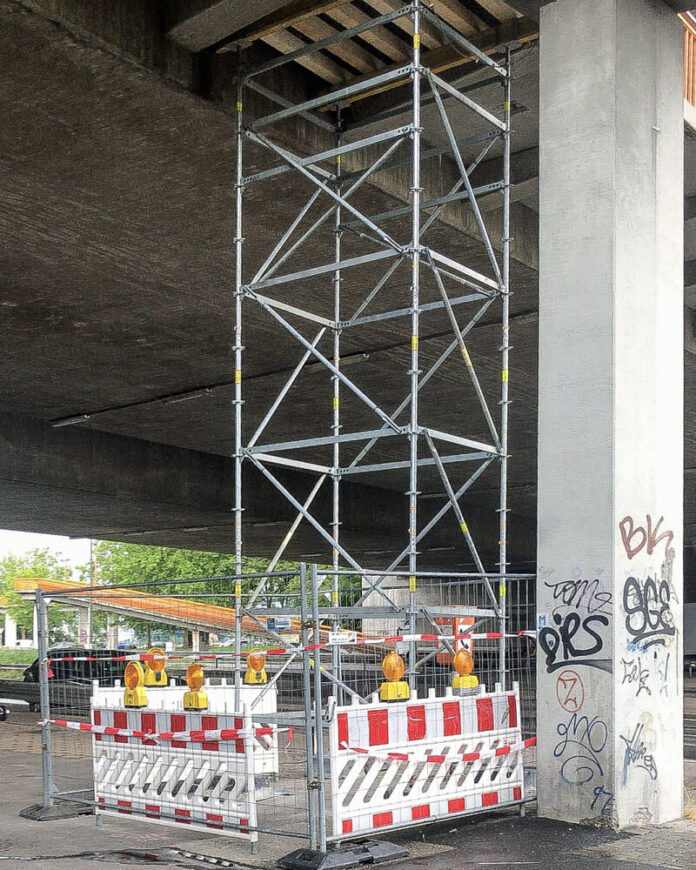 Geruestturm-sichert-geschaedigte-Betonplatte-an-der-Fuss-und-Radrampe-Copyright-Amt-fuer-Straßenbau-und-Erschließung-Stadt-Frankfurt-am-Main-Foto-Andreas-Herzog Ein Gerüstturm sichert die geschädigte Betonplatte an der Fuß- und Radrampe, Copyright: Amt für Straßenbau und Erschließung Stadt Frankfurt am Main, Foto: Andreas Herzog